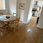 3-bed, With Parking, Walk To Pubs, Shops & Trails Prázdninový dům
