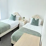 3-bed, With Parking, Walk To Pubs, Shops & Trails *