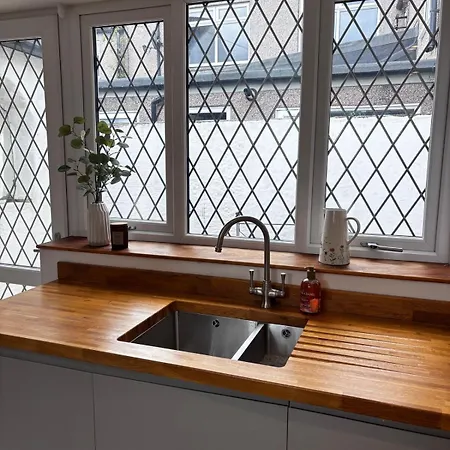 Semesterbostad 3-bed, With Parking, Walk To Pubs, Shops & Trails