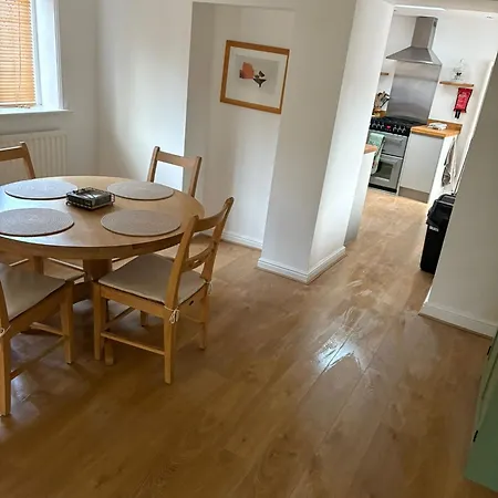 3-bed, With Parking, Walk To Pubs, Shops & Trails Semesterbostad