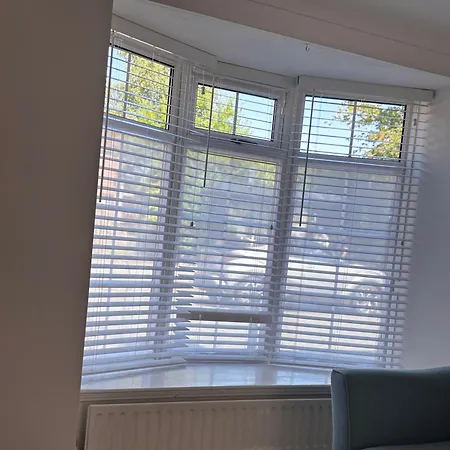 Prázdninový dům 3-bed, With Parking, Walk To Pubs, Shops & Trails *