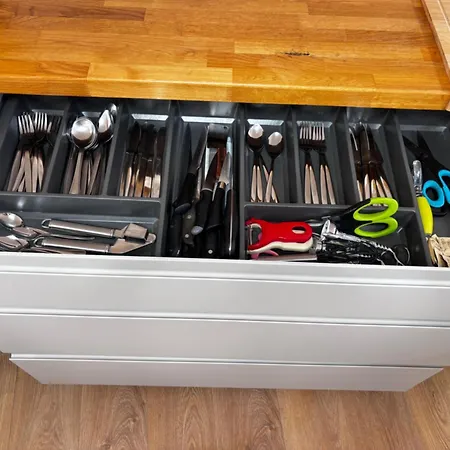 3-bed, With Parking, Walk To Pubs, Shops & Trails Semesterbostad