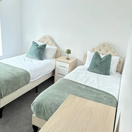 3-bed, With Parking, Walk To Pubs, Shops & Trails *