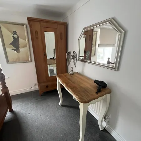 3-bed, With Parking, Walk To Pubs, Shops & Trails * 기스버러