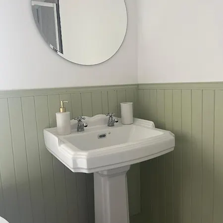 펜션 3-bed, With Parking, Walk To Pubs, Shops & Trails 기스버러