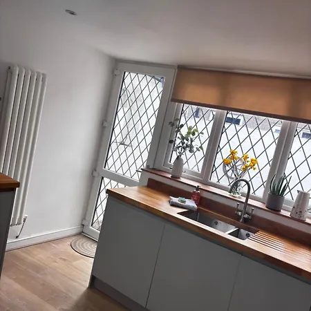 펜션 3-bed, With Parking, Walk To Pubs, Shops & Trails *