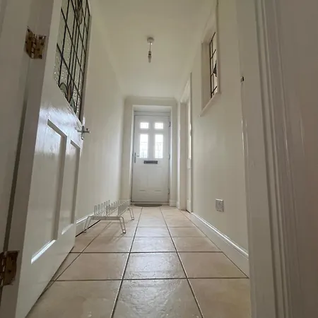 3-bed, With Parking, Walk To Pubs, Shops & Trails 기스버러