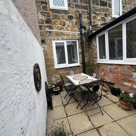 펜션 3-bed, With Parking, Walk To Pubs, Shops & Trails