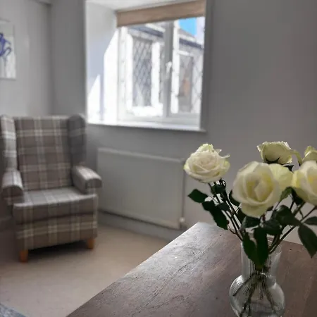 펜션 3-bed, With Parking, Walk To Pubs, Shops & Trails *