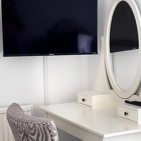 3-bed, With Parking, Walk To Pubs, Shops & Trails