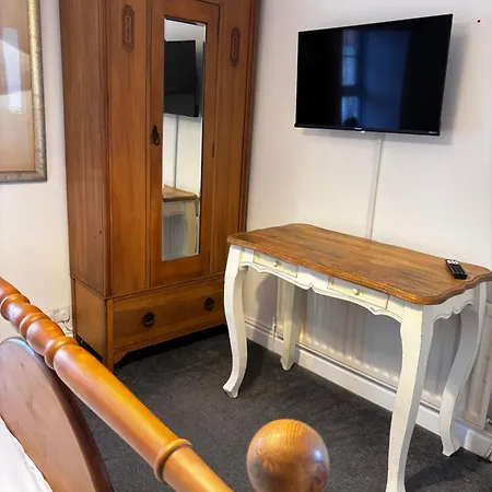 3-bed, With Parking, Walk To Pubs, Shops & Trails 펜션 기스버러