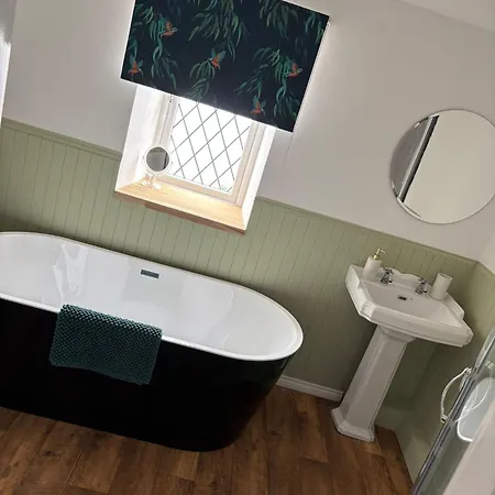 3-bed, With Parking, Walk To Pubs, Shops & Trails 기스버러